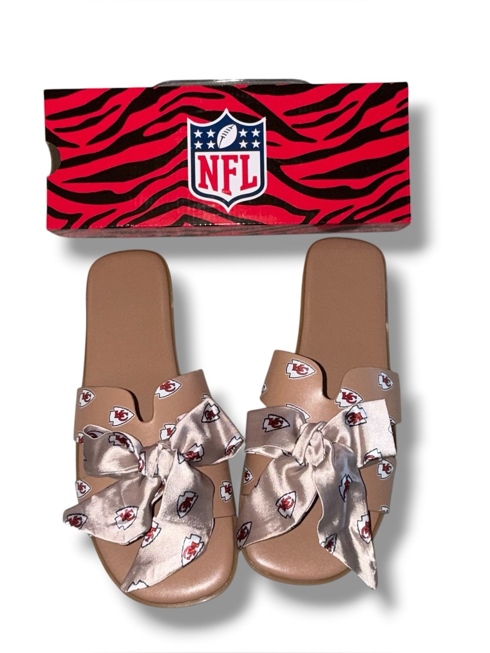 NWT Kansas City Chiefs Cuce Tan Bow Sandals - Women's 10 - Picture 2 of 11